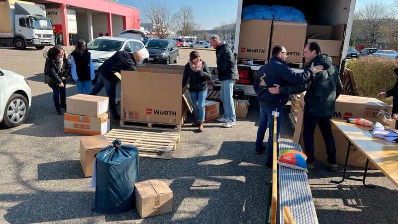 Alle packen mit an und verladen die vielen Sachspenden in Lkw, die den Menschen in der Ukraine helfen sollen. Die Würth-Gruppe spendet zusätzlich eine Million Euro.  (Bild: Würth-Gruppe)