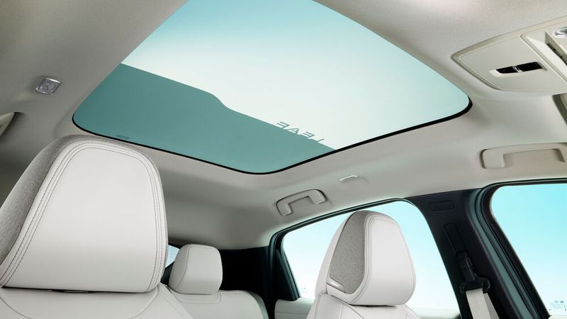 Das Dach verdunkelt elektrisch. (Bild: Nissan)