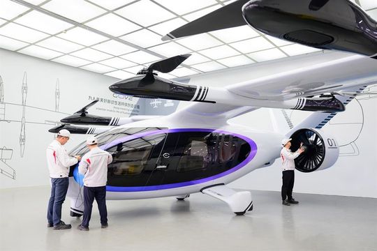 Un sector en pleno crecimiento en China es la «economía de baja altitud», que abarca los drones y los taxis aéreos eléctricos. Covestro y GAC colaboran para integrar los taxis aéreos en la vida cotidiana.(Bild:  GAC)