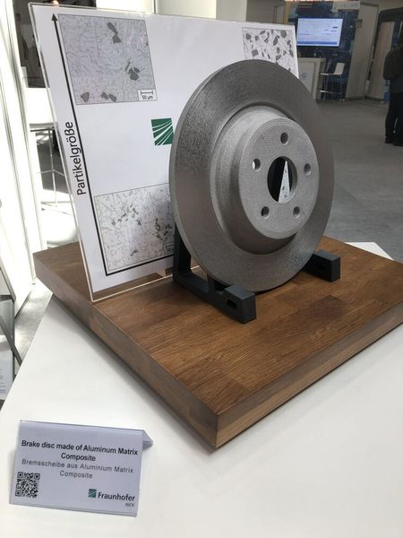 Das Fraunhofer-Institut für Gießerei-, Composite- und Verarbeitungstechnik (IGCV) zeigte anhand einer Bremsscheibe aus einem Aluminium-Matrix-Composite (AMC), dass die hohe Verschleißfestigkeit dieser Aluminiumgusslegierung eine neue Bandbreite von Anwendungsgebieten eröffnet.  (Bild: Vogel Communications Group/Juliana Pfeiffer)