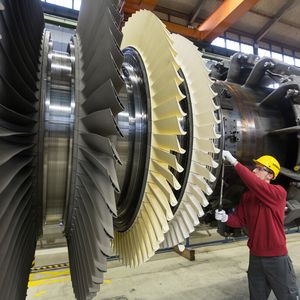 Die Gasturbine SGT5-8000H als Herstück des GuD-Kraftwerks wird derzeit noch in Berlin montiert.