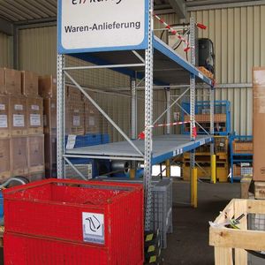 Bild 1: Die Elkasy-Ware wird im Wareneingang in einem besonderen Bereich abgestellt. Zur Stunde X werden die Teile an den Befüllplatz gefahren, wo ein externer Logistikdienstleister die Befüllung übernimmt.