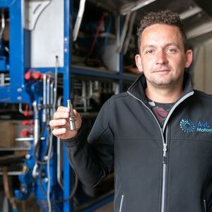 In Zukunft komme der Roboter womöglich komplett ohne Mitarbeiterkontrolle aus, meint Arno van Lankveld, Geschäftsführer AvL Motion.(Bild:  Turck)