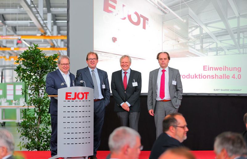 Architekt Prof. Burkhard Pahl, EJOT Geschäftsführender Gesellschafter Christian F. Kocherscheidt, Generalunternehmer Ferdinand Nolte (BMS Industriebau Brilon) und EJOT Geschäftsbereichsleiter Andreas Plaum (v.l.n.r.) bei der feierlichen Einweihung der neuen Produktionshalle.
 (Foto Peter Kehrle www.fotogeist.com)