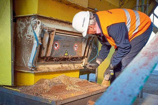 Ein automatischer Außenpolmagnet entfernt Eisenpartikel aus großen Kapazitäten von Futtermitteln und Schüttgütern und verhindert Brückenbildung oder Materialansammlungen im Inneren.(Bild:  Goudsmit)