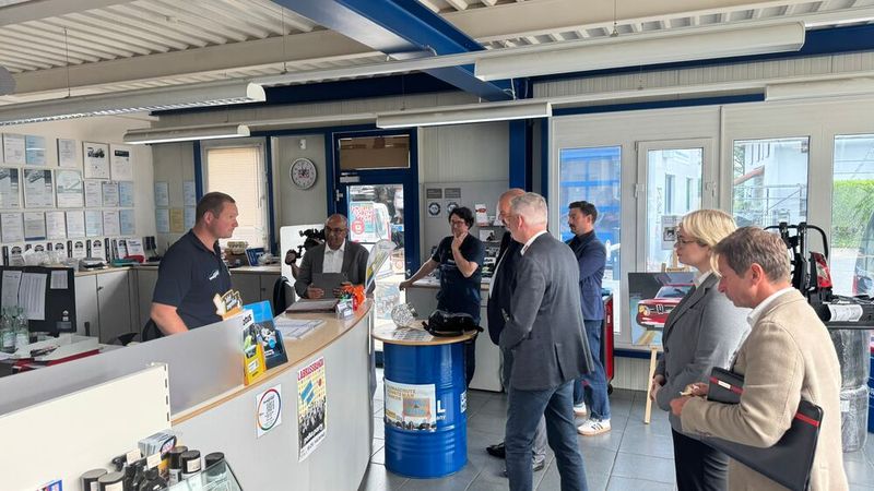 Verdiente Auszeichnung: Die Jury des Deutschen Werkstattpreises überzeugte sich persönlich von der Qualität des Services am Empfangstresen. (Bild: Diehl – VCG)