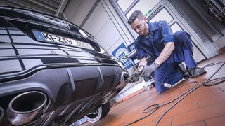 Ein Prüfer einer anerkannten Kfz-Fachwerkstatt führt eine AU durch. (Bild: Promotor)