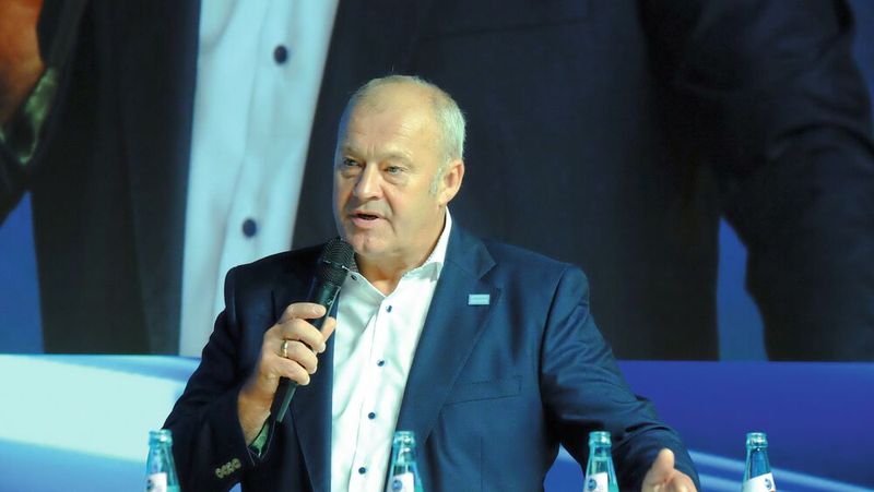 Detlef Peter Grün, Bundesinnungsmeister des Kraftfahrzeughandwerks, fordert von der Politik verbindliche Kalibrierungsstandards für Fahrassistenzsysteme. (Bild:  Zietz - VCG)