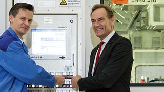 BMW hat im Werk Leipzig Ende November in Anwesenheit des Leipziger Oberbürgermeisters Burkhard Jung (r.) seine vierte Großpresse in Betrieb genommen. (Foto: BMW/Christoph Busse)
