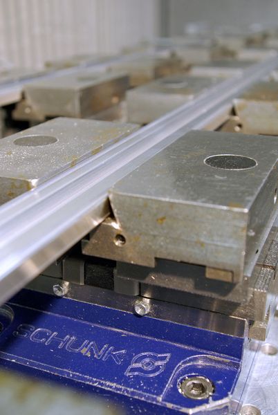 Bild 2: Die Schnellwechsel-Aufsatzbacken, von Allsafe Jungfalk eigens entwickelt, haben eine Formschräge, die die Profile automatisch nieder ziehen. Bild: Schunk (Archiv: Vogel Business Media)