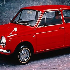 Den N360 baute Honda von 1966 bis 1969 und exportierte rund 1.000 Stück von 1968 bis 1969 nach Deutschland. Die frontgetriebene zweitürige Limousine hatte einen fahrtwindgekühlten Zweizylindermotor mit 354 cm³ und leistete 27 PS (20 kW) bei 8.000 U/min.(Bild:  Honda)