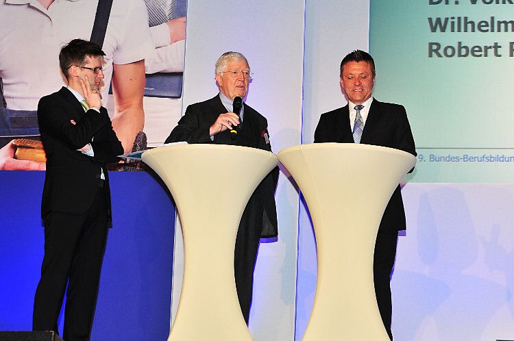 Die Verbandsgrößen Dr. Volker Born, Robert Rademacher und Wilhelm Hülsdonk (v. li.) stellten sich den Fragen von Moderatorin Sandra Sprünken. (Foto: Schmidt)