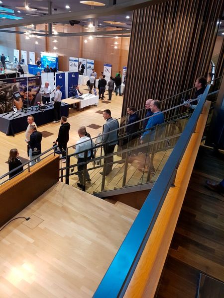 Parallel zu den 13 Vorträgen stellten 48 Aussteller ihre Produkte rund um die Schraubtechnik in Dresden aus. (Bild: VCG/Bernd Weinig)