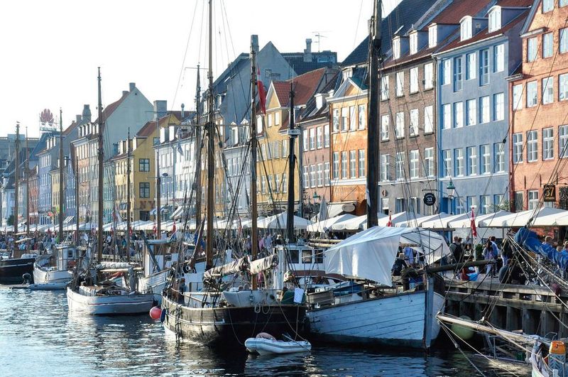 Kopenhagen belegte den ersten Platz im EasyPark Smart Cities Index 2017 und erhielt gute Noten für Transport und Mobilität, Digitalisierung und seinen hohen Lebensstandard. Die Stadt will bis 2025 klimaneutral und bis 2050 komplett frei von fossilen Brennstoffen sein. Die dänische Hauptstadt arbeitet mit Hitachi an einem neuartigen integrierten Austausch von städtischen Daten. Rund 250 Startups aus dem Großraum Kopenhagen sind im smarten Stadtraum aktiv. Die Stadt wurde 2014 mit dem World Smart Cities Award ausgezeichnet. (gemeinfrei)