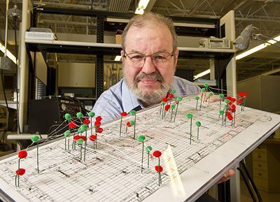 Norman McFarland (58) arbeitet in Buffalo Grove, USA, an einer Methode, um die vielen Tausend Komponenten eines Gebäudeautomatisierungssystems automatisch und drahtlos zu erkennen, zu lokalisieren und zu konfigurieren (Archiv: Vogel Business Media)
