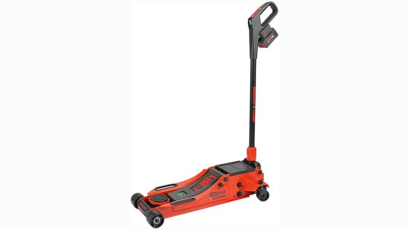  Ist mal keine Hebebühne frei, müssen Räder auch schonmal auf dem Hof gewechselt werden. Der KS Tools „E-Performance Wagenheber“ erledigt das Heben bzw. Absenken per Knopfdruck. So kann der Griff aufrecht stehen bleiben. Praktisch, gerade wenn es eng ist. Der Heber ist als Zwei-Tonnen-Modell (Aluminium) oder mit drei Tonnen Hebekraft aus Stahl (767 oder 878 mm Länge) erhältlich. Eine integrierte Ablage hält Schrauben griffbereit. Er wird mit 4-Ah-Akku und Ladegerät geliefert. (Bild: KS Tools)