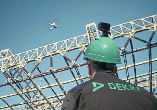 Dekra-Experten haben die neuartige Inspektionstechnik bereits bei Projekten in zahlreichen Ländern erfolgreich eingesetzt: beispielsweise im Nahen Osten oder zur Produktionsüberwachung in Fertigungsanlagen in China.(Bild:  Dekra)