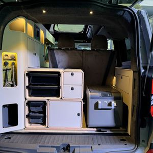 Bei den Mitnahme-Utensilien setzt das junge Unternehmen auf ein modulares System im Heck mit Körben und Schubladen, in dem sich auf Wunsch auch eine Toilettenbox unterbringen lässt.(Bild:  SP-X/Michael Lennartz)