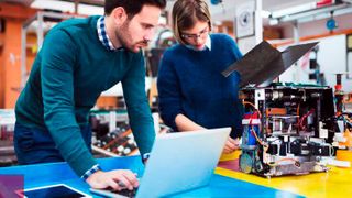 KI in die Anwendung bringen: Experten zeigen in einem Whitepaper, wie der Wissenstransfer von der Forschung in ein Unternehmen gelingen kann. (Bild: Lernende Systeme)