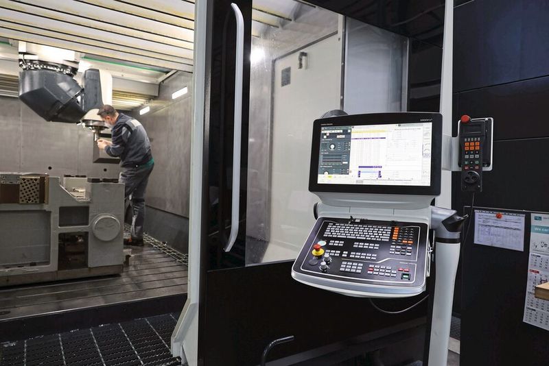 Die Daten kommen fertig aus dem CAD/CAM auf die Maschine. Die Bediener, allesamt sehr gut qualifizierte Facharbeiter, programmieren an der Maschine bei Bedarf lediglich noch 2,5D-Bearbeitungen oder leiten etwa die der DXF-Kurven ab.  (Tebis)