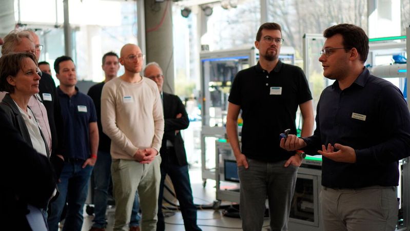 Einblicke in die Anwendung der AAS in der Smart-Factory-Modellfabrik ergänzten das Programm. (Bild:  Smart Factory KL)