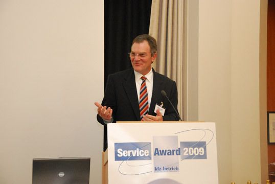 …Dietmar Neubauer von Fuchs Europe Schmierstoffe unterstützen den Award seit Jahren. (Archiv: Vogel Business Media)