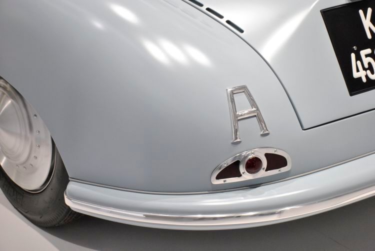 Anhand alter Fotografien und Befragungen von Zeitzeugen hat man den ersten Porsche als rollfähiges Modell nachgebaut. Die Karosserie aus handgedengeltem Aluminium ruht wie damals auf einem Gittterrohrrahmen aus Stahl. Über einen Antrieb verfügt das „Showcar“ nicht. (Dominsky)