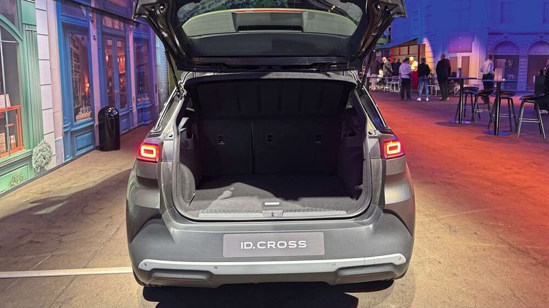 475 Liter Stauraum bietet der Kofferraum des ID.Cross – 20 Liter mehr der T-Cross. (Bild: Achter – VCG)