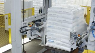 Der Beumer Stretch Hood überzieht den palettierten Stapel mit einer Folienhaube, die diesen zuverlässig vor Witterungseinflüssen, Staub und Feuchtigkeit schützt.  (Bild: Beumer)