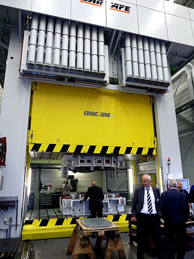 Die Neuinvestition im Allgaier-Werkzeugbau: Eine 30000-kN-Tryout-Presse, Fabrikat Loire Safe, die vor etwa 70 geladenen Gästen, vorwiegend aus der Automobilindustrie, ihrer Bestimmung übergeben wurde. (Archiv: Vogel Business Media)