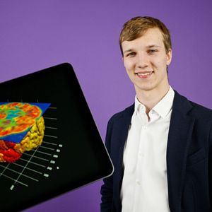 Niklas Bennewiz (17) aus Berlin programmierte eine KI-App, die Plaques in MRT-Aufnahmen zuverlässig erkennt, was die Diagnose von Alzheimer erleichtert. Er wurde mit dem Preis der Bundesbildungsministerin für die beste interdisziplinäre Arbeit ausgezeichnet.(Bild:  Stiftung Jugend forscht e V. / Max Lautenschläger)