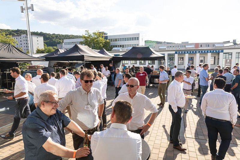 Steckverbinderkongress 2022: Das Get together am 4. Juli 2022 und die Abendveranstaltung am 5. Juli 2022 auf dem Vogel-Campus boten viele Gelegenheiten sich in entspannter Atmosphäre auszutauschen und zu netzwerken. Schon so manches Projekt nahm hier seinen Anfang. (Bild: Elektronikpraxis)