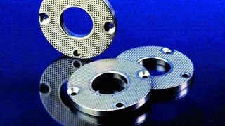 Komplexe Feinschneidteile, fertig fallend aus einem Folgeschnittwerkzeug, das von Schmid geliefert wurde. (Archiv: Vogel Business Media)