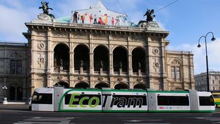 Fährt der Wagen beispielsweise an einem Sommertag in einen Tunnelbereich, wo die Umgebungsluft kühler ist, so schaltet das System vorausschauend die Kühlung zurück. (Bild: Siemens)