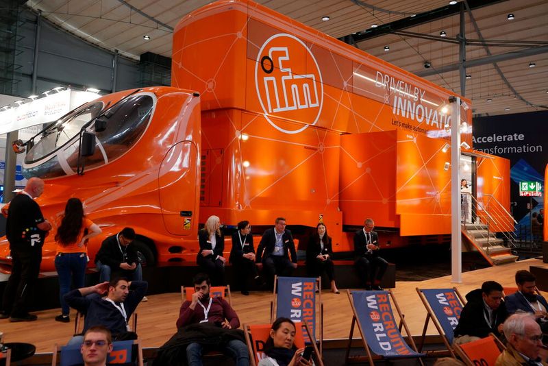 Ifm brachte neben seinem Messestand noch den Truck für die Roadshow des Unternehmens mit.  (Bild: Sandro Kipar/VCG)