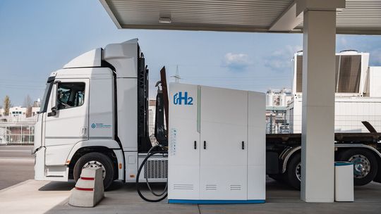 H2 Mobility senkt zum 1. Oktober 2026 die Preise für Wasserstoff an 15 weiteren Standorten in Deutschland.(Bild:  H2 Mobility)