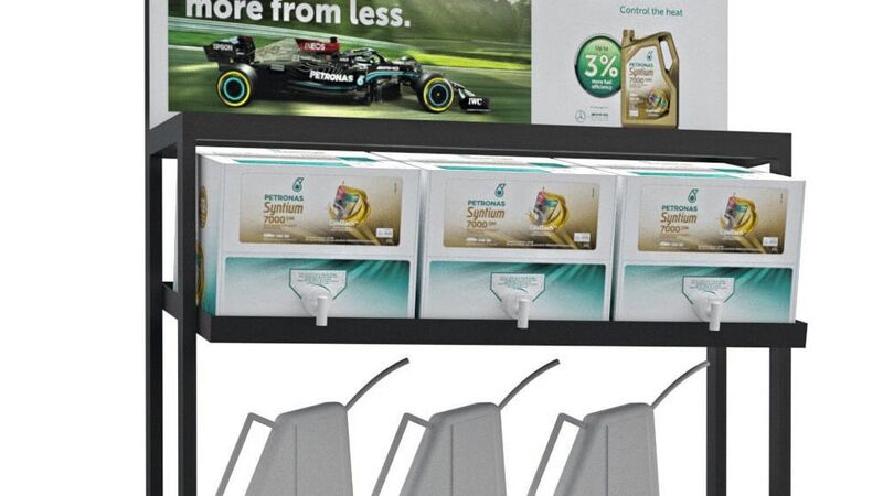 Die neuen Ölverpackungen von Petronas bestehen aus wiederverwertbarem Karton und Weichkunststoff und sparen 92 Prozent Plastik im Vergleich zu einem herkömmlichen Ölkanister.