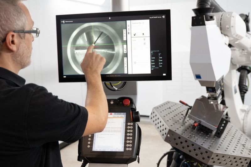 Mit der Trumpf-Software Teachline Touch lässt sich die neue Roboterschweißzelle Trulaser Weld 3000 um bis zu 50 Prozent schneller programmieren und einrichten, was auch eher ungelernte Mitarbeiter schaffen, wie es heißt. (Bild: Trumpf)