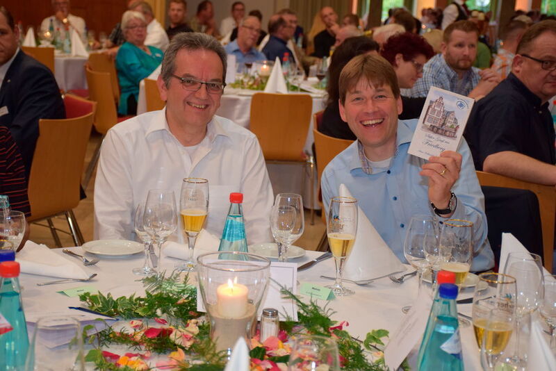 Hardy Krause (Cromax, l.) und Michael Wellnitz (Spies Hecker) genießen die Abendveranstaltung des Branchentreffs. (Wenz)
