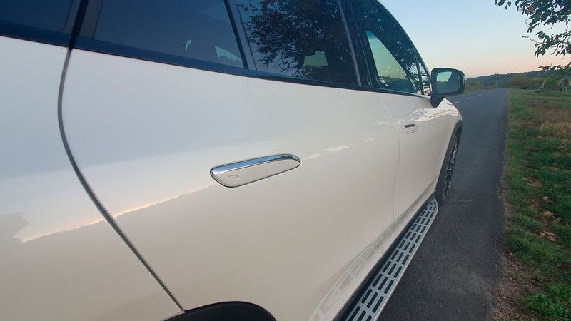 3. Die Design-Details: Zum eleganten und hochwertigen Exterieurdesign tragen die versenkten Türgriffe bei, die bei Dunkelheit weiß beleuchtet sind. Ob sie bei einem Unfall aber immer zuverlässig herausfahren, um Helfern zu ermöglichen, die Tür zu öffnen? Der Testwagen verfügte über ein optionales Trittbrett, das beim Einsteigen allerdings eher störte und an dem man sich leicht die Hosen beschmutzte. (Bild: Mauritz – VCG)