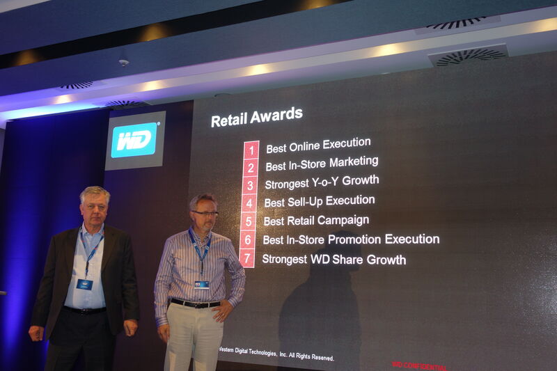  (l.) Jean-Charles Herpeux, VP Worldwide Content Solution und Jim Welsh, Executive VP & GM Content Solution Business Group, WD verliehen 7x Retail Awards (IT-BUSINESS)