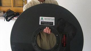 Deutliche Gewichtsreduktion: Die Kurbelwellenschleifscheibe mit ihrem ursprünglichen Gewicht in Stahl von 110 kg wiegt mit dem neuen Verfahren nur noch 13,5 kg. Die Testgeschwindigkeit der Schleifscheibe betrug dabei Vc=265m/s. (Archiv: Vogel Business Media)