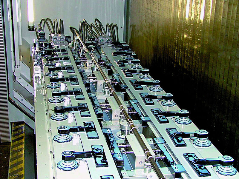 Bild 2: Hochlegierte Stahlbleche werden auf einer Sonder-Vakuumvorrichtung für Fräs- und Bohrbearbeitung gespannt.  Bild: Witte (Archiv: Vogel Business Media)
