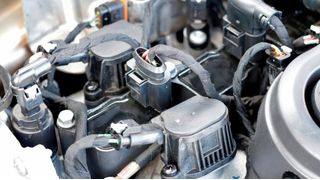 Nicht nur Bipolarplatten, auch etwa die Metallteile von Automotive-Steckern kommen für die Fertigung per Hohlprägewalzen infrage. (Bild: Fraunhofer IWU)