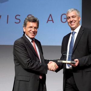 Der Jury-Vorsitzende Prof. Dr. Uwe W. Schulz (Hochschule Luzern) überreicht den «Swiss Lean Award 2012» an Dr. Oliver Vietze, CEO der Baumer Group (rechts).