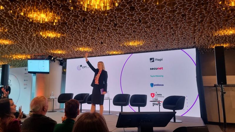 Im Anschluss rief die Moderatorin zum nächsten Programmpunkt auf.  (Bild: © Serina Sonsalla)