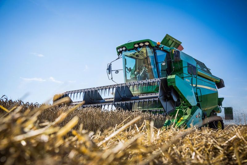 Mähdrescher von John Deere im Einsatz (Bild: Deere & Company)