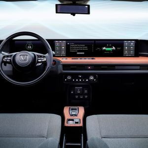 Das Cockpit bietet eine Mischung aus Retro-Stil und modernstem Infotainment.