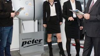 Helmut Peter (re.) im Gespräch mit seinen Mitarbeitern und Mitarbeiterinnen: (v. li.) Nino Rößler (Kfz-Mechatroniker), Dirk Günther (Serviceberater), Simone Heinemann (Verkauf) und Simone Rott (Service). (Foto: Peter)