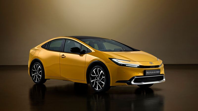 An Ausstattung bringt der Prius in der Basisvariante unter anderem Rückfahrkamera, Sitzheizung und schlüssellosen Einstieg mit. (Bild: Toyota)